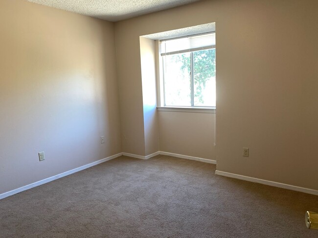 Building Photo - 2 bedroom 2 bath town home in a gated comm...