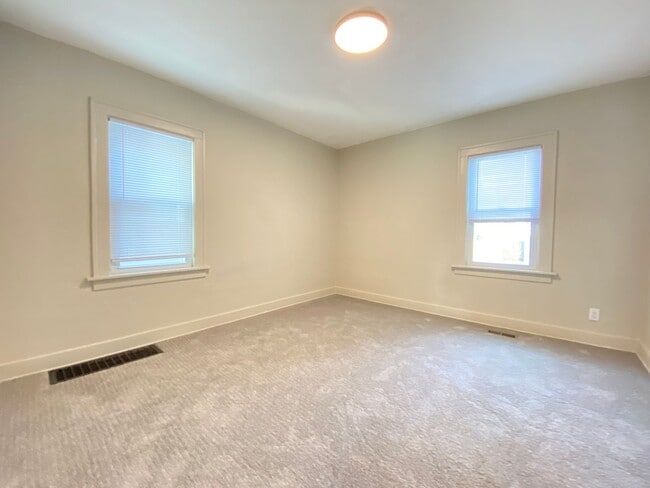 Building Photo - 261 Vine St