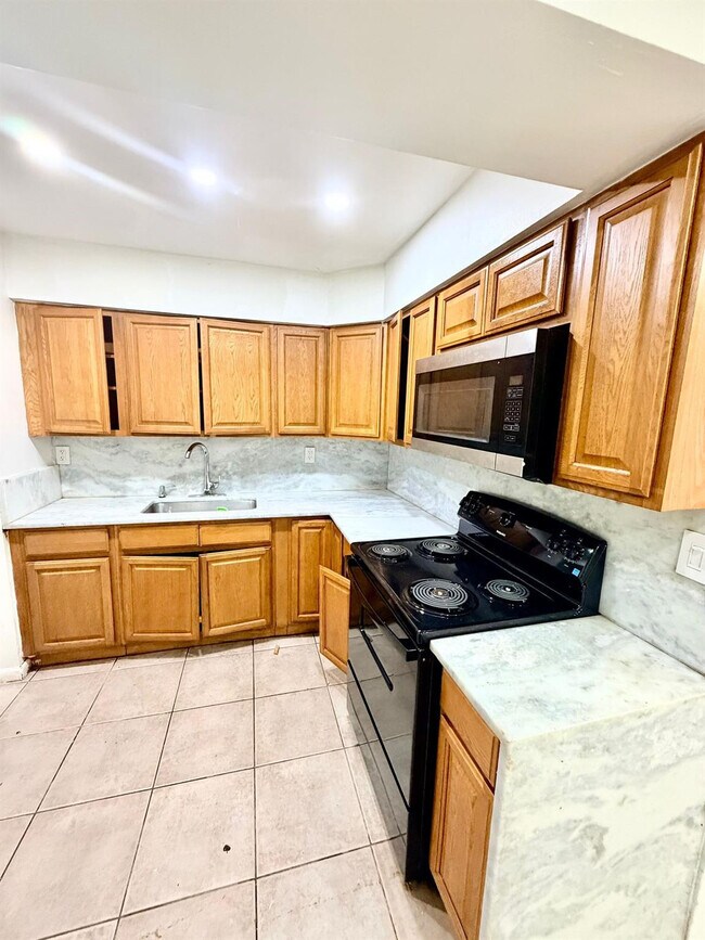 Building Photo - 5730 NW 27th Ct