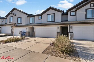 Building Photo - Beautiful 3 Bed Townhome with Amazing Amenities! 6 Month Lease