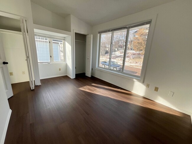 Building Photo - Rent Special - 3 Bed/2 Bath Duplex Apartment Near Downtown!