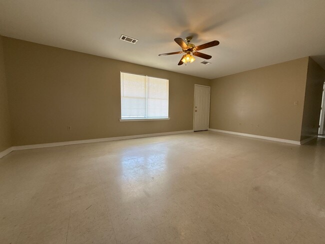 Building Photo - Warm and inviting single-story home, perfect for comfortable living.