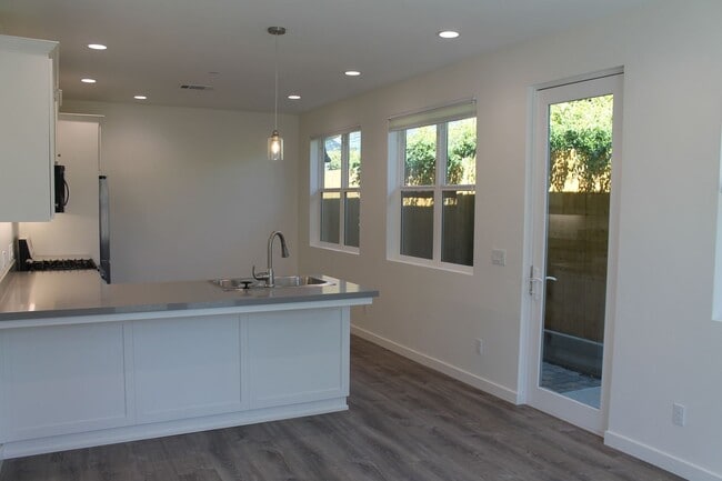 Building Photo - New and clean rear unit in duplex