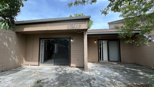 Building Photo - 112 Dahlia Village Cir