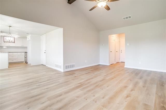 Building Photo - 921 Willow Cir S