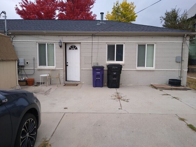 Building Photo - Mountain View 2 Bedroom 1 Bath Duplex on a Hill