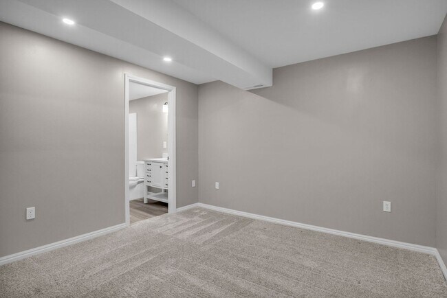 Building Photo - Spacious 4BR End-Unit Townhome | Low-Maintenance HOA Living