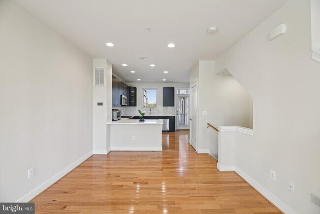 Building Photo - 5627 45th Ave