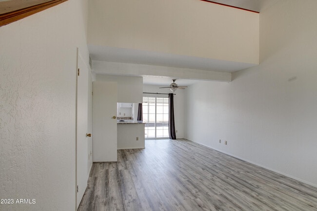Building Photo - 2215 W Augusta Ave