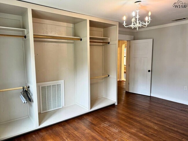 Building Photo - 1716 Victory Ave