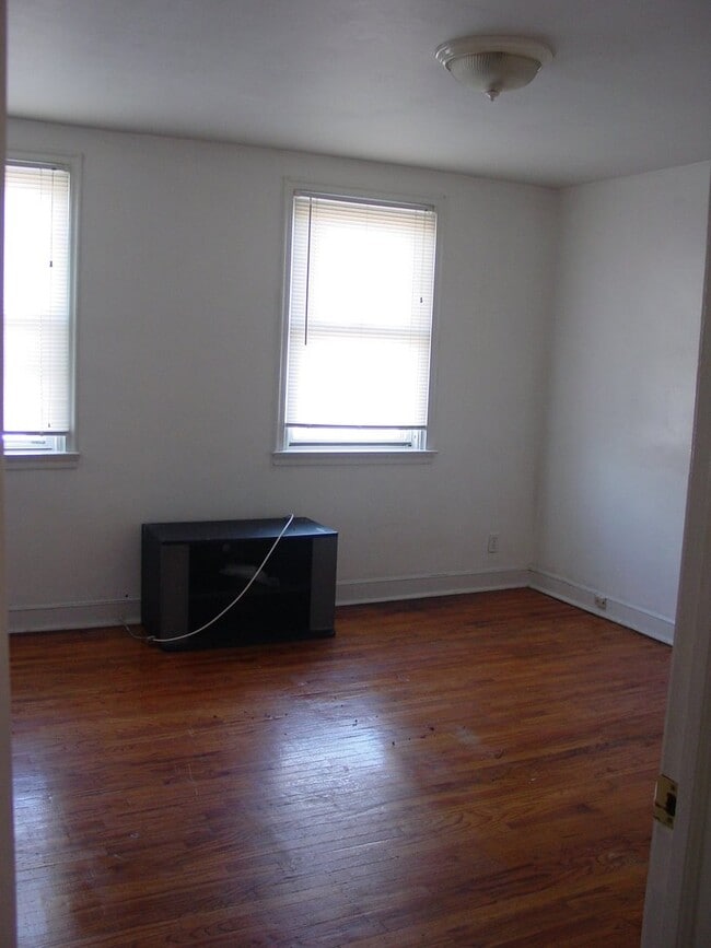Building Photo - Large Home - Mayfair