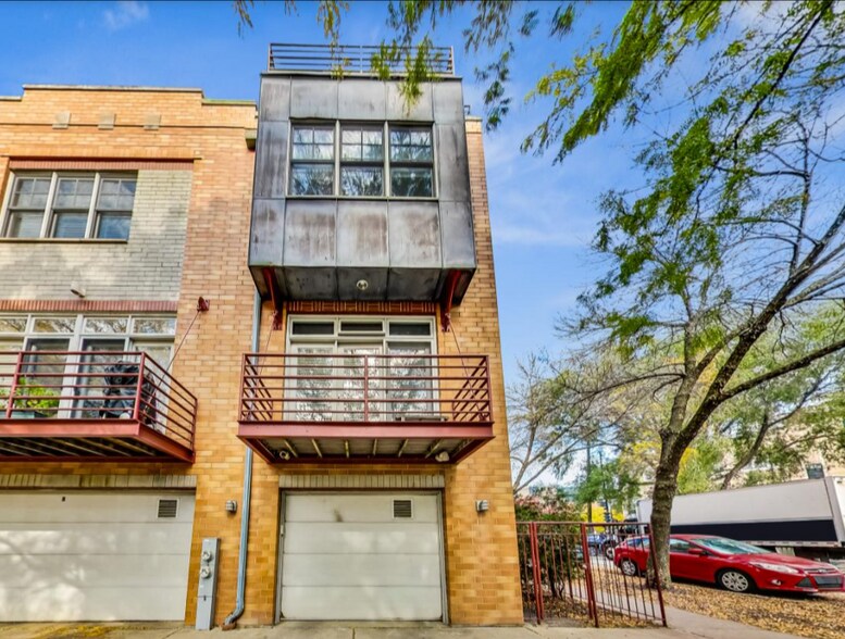 Building Photo - 2850 N Lakewood Ave