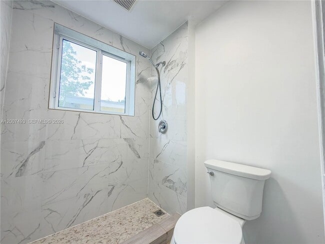 Building Photo - 410 Pinecrest Dr