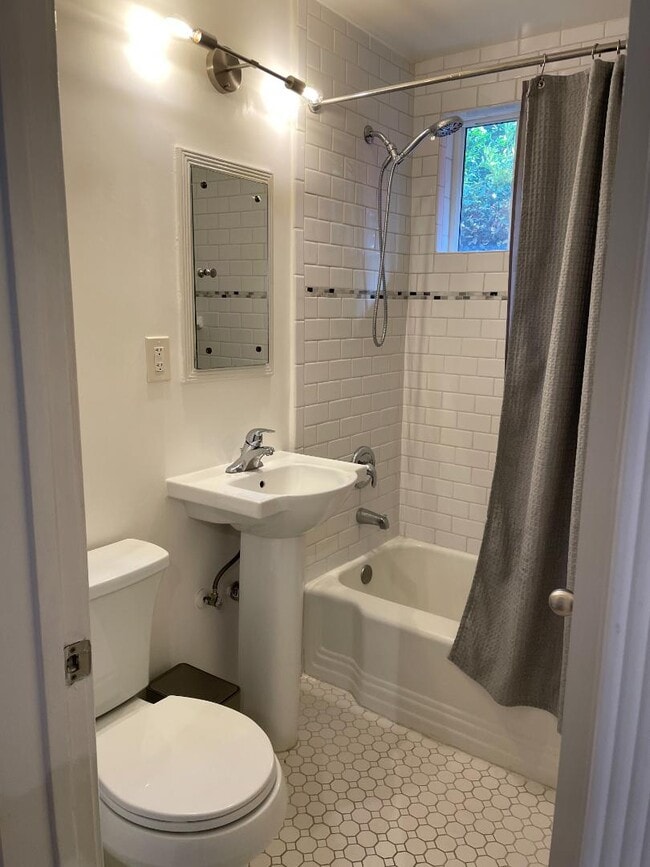 Building Photo - 955 Hyperion Ave