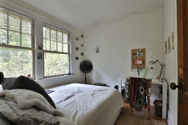 Building Photo - Highly Sought After OSU 6 Bedroom House Iuka Ravine with 2 new bathrooms and free off-street parking