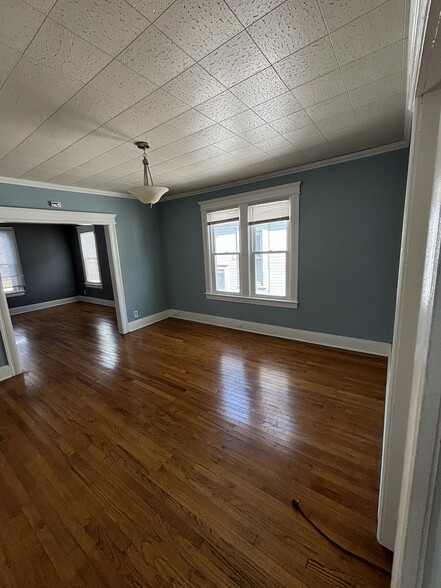 Building Photo - 405 Tompkins St