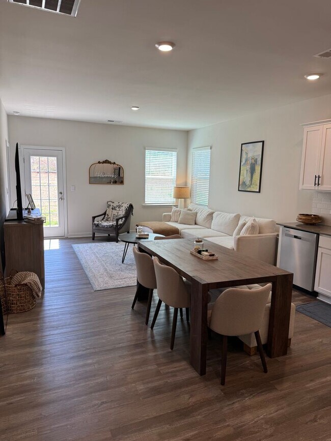 Building Photo - New Construction 3 bed 2 Bath Home in the Hamptons at Hickory! Prime Location!