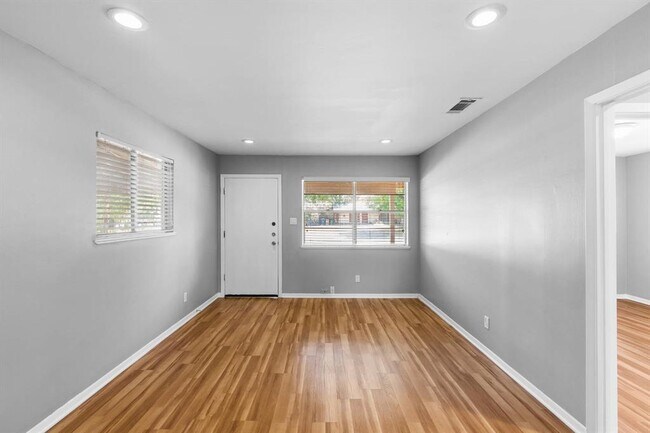 Building Photo - 2205 Lanier Dr
