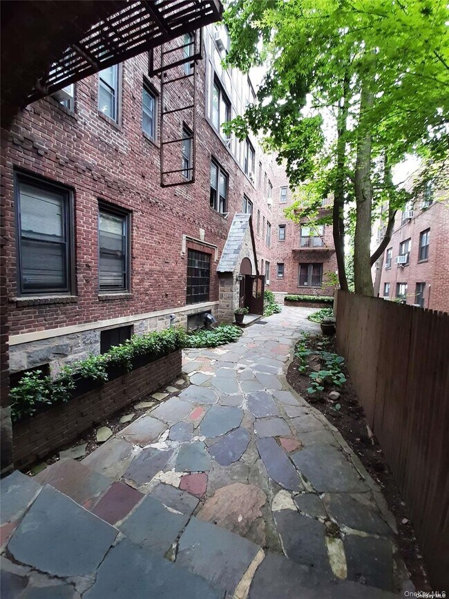 Building Photo - 1 Hillside Ave