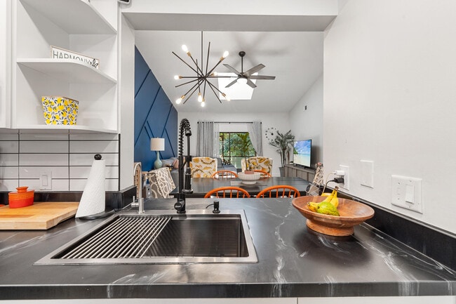 Building Photo - 908 Lakeview Cir
