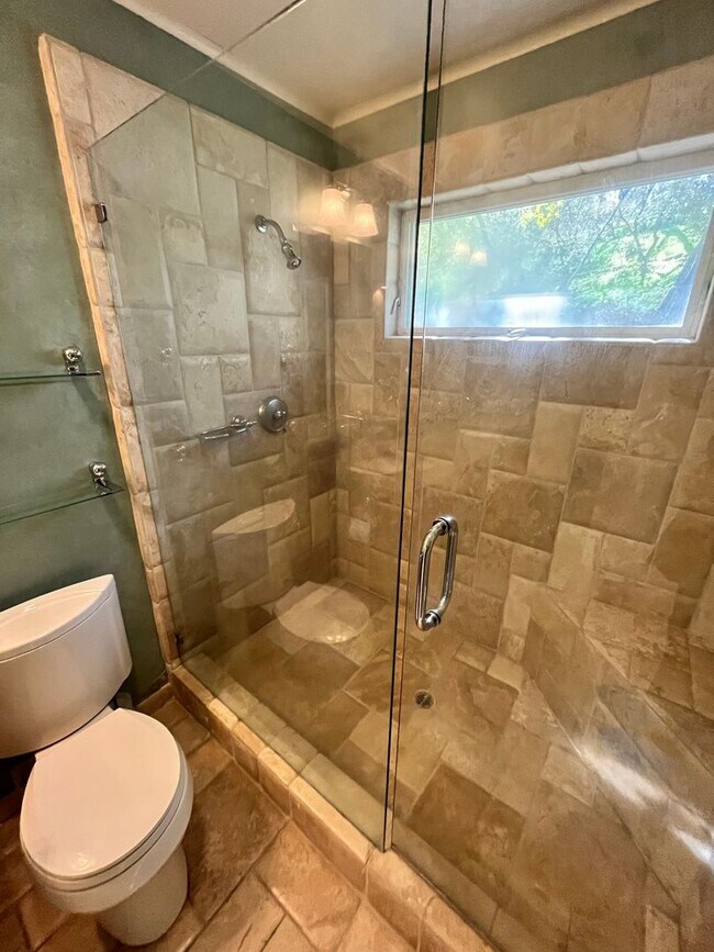 Building Photo - Gorgeous 3 Bedroom 2  Bathroom Home Walkin...