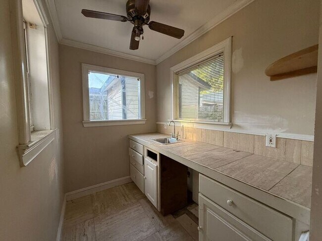 Building Photo - Gulf Breeze Proper - Casablanca - 2 bed, 1 bath