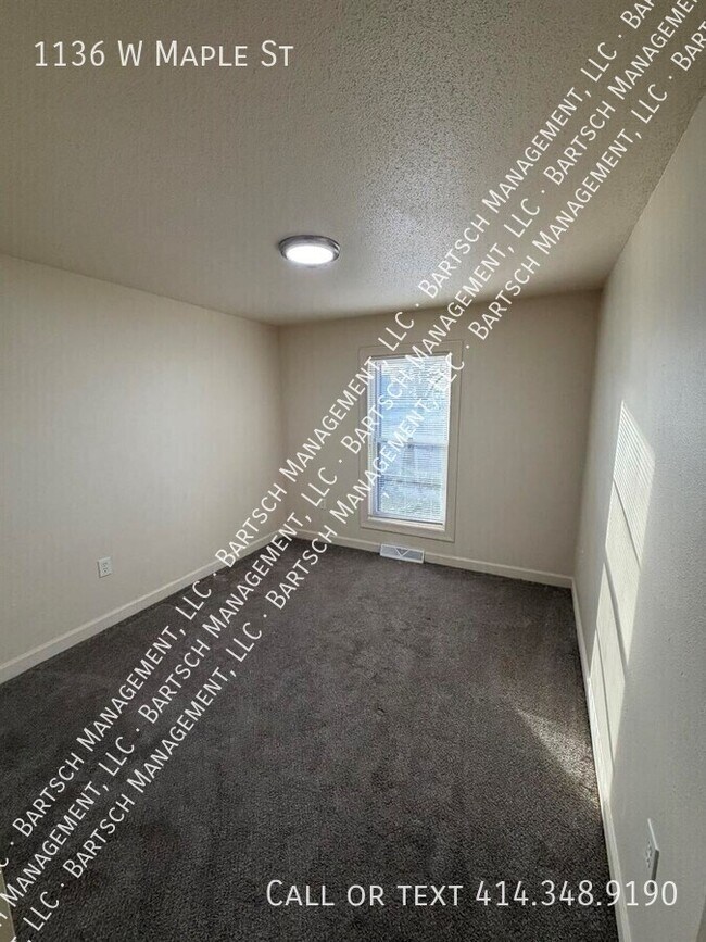 Building Photo - 1136 W Maple St