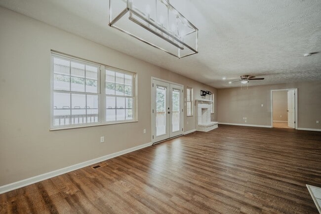 Building Photo - SHORT TERM - Spacious 3-Bedroom home with Wrap-Around Porch