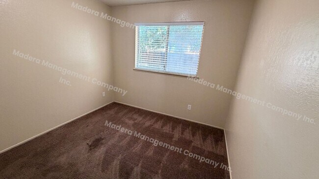 Building Photo - 4 bed/2 Bath - Available now