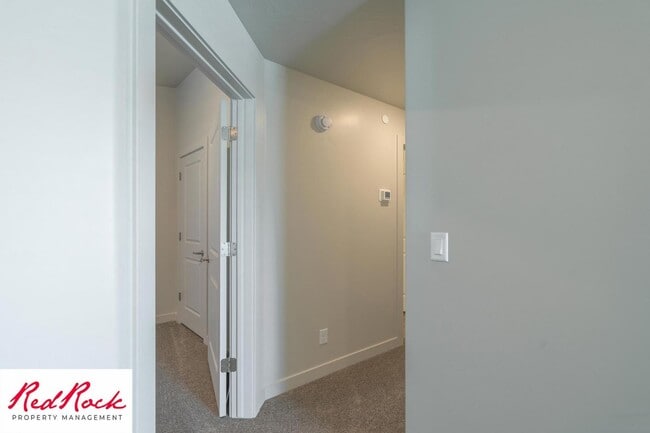 Building Photo - Charming 2 Bedroom End Unit Condo - Pet Friendly!