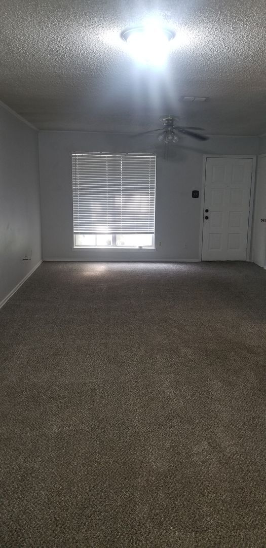 Building Photo - 4 bedroom 1 1/2 bath