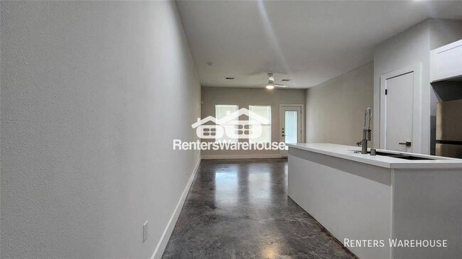 Building Photo - Modern, stylish 3 story condo with a priva...