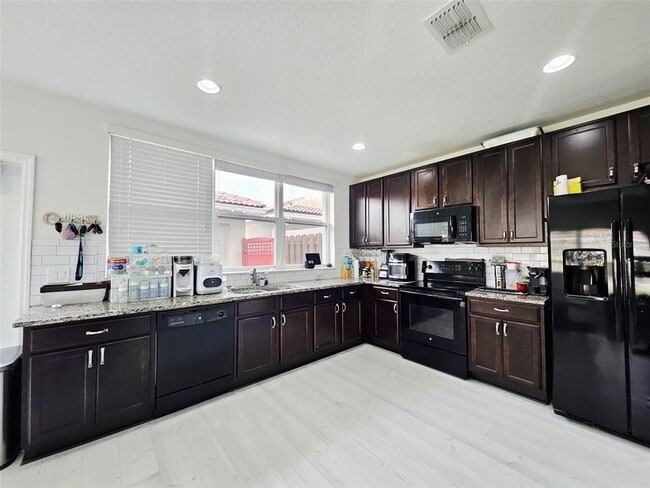 Building Photo - 3102 Camino Real Dr N