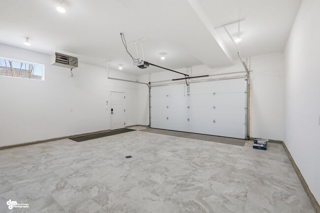 Building Photo - 4 Bedroom | 2.5 Bathroom | 2 Car Garage - Convenient Location!