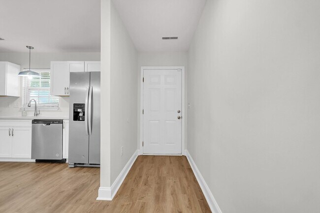 Building Photo - Beautiful 3/2 located in Central Mount Pleasant!