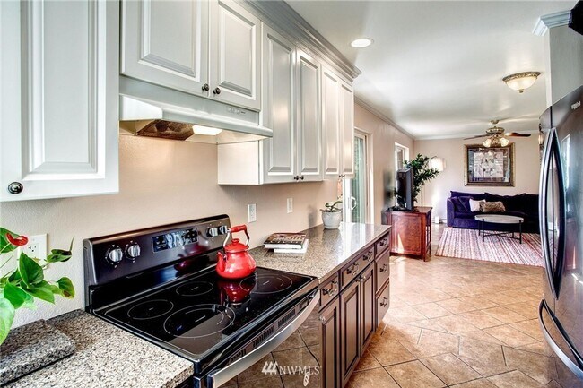 Building Photo - Modern Updated Detail and Designed 3bd 2.5bath Everett Home!