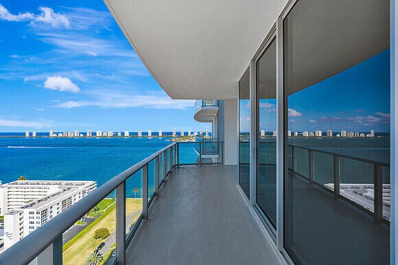 Building Photo - 220 Lake Shore Dr