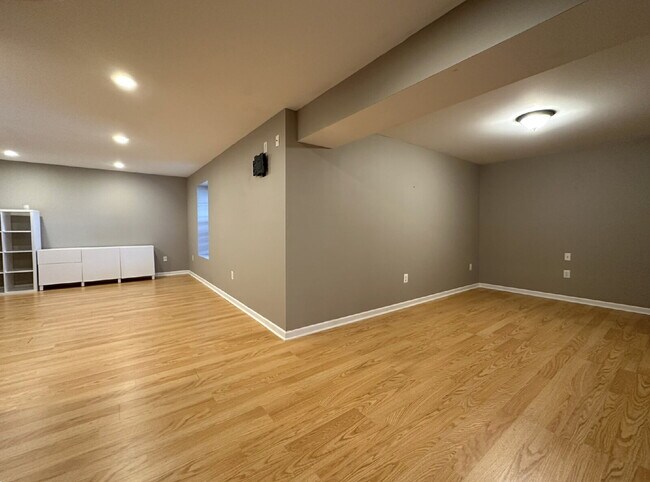 Building Photo - Gorgeous 6-Bedroom 3.5-Bath Colonial in Ma...