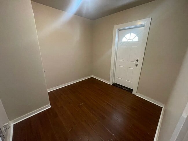 Building Photo - 3BR/2B house with backyard ($350 Move-in fee)