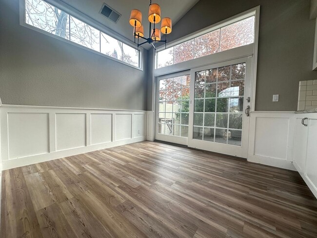 Building Photo - Gorgeous 3 Bed, 2.5 on Corner Lot