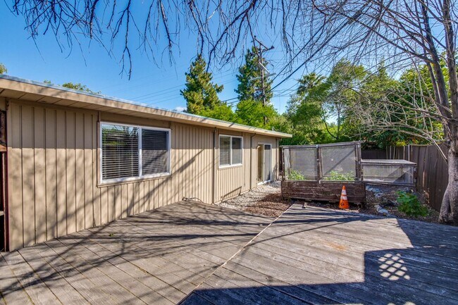 Building Photo - Mountain View Home l Spacious Open Layout Bright and Private Yard
