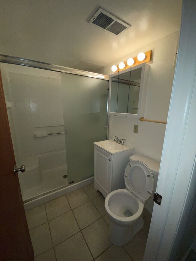 Building Photo - STUDENTS WELCOME! Campus West 5 Bed 2 Bath Ranch w/ Finished Basement