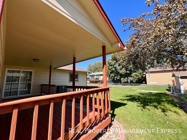 Building Photo - Beautiful 3 Bed 2 Bath House in West Sioux...