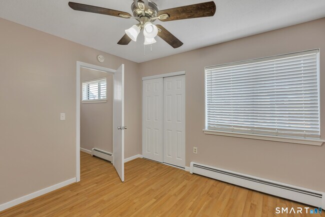 Building Photo - 60 Old Town Rd