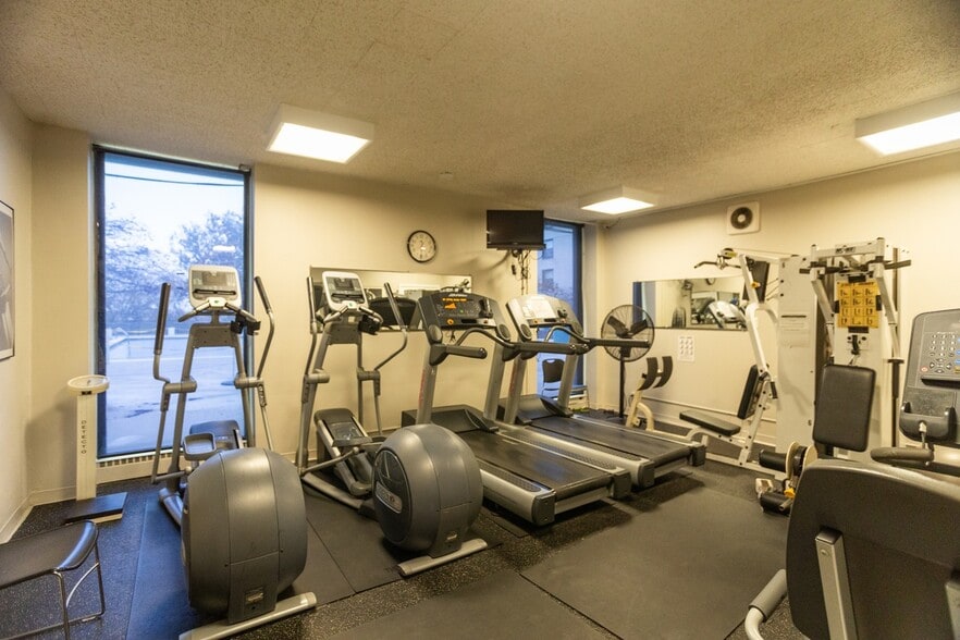 Building Photo - 5701 N Sheridan Rd