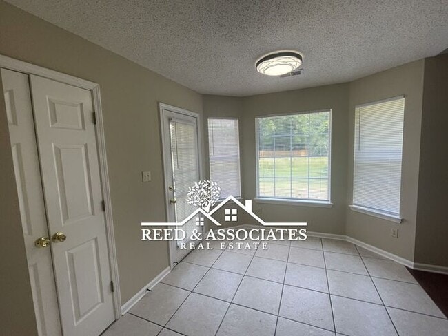 Building Photo - Charming Home Located in Quiet Cove!