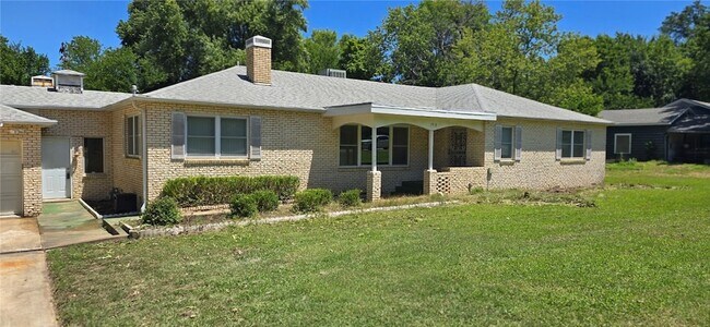 Building Photo - 1918 W Wedington Dr