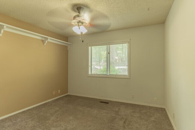 Building Photo - 16 Balenciaga Way