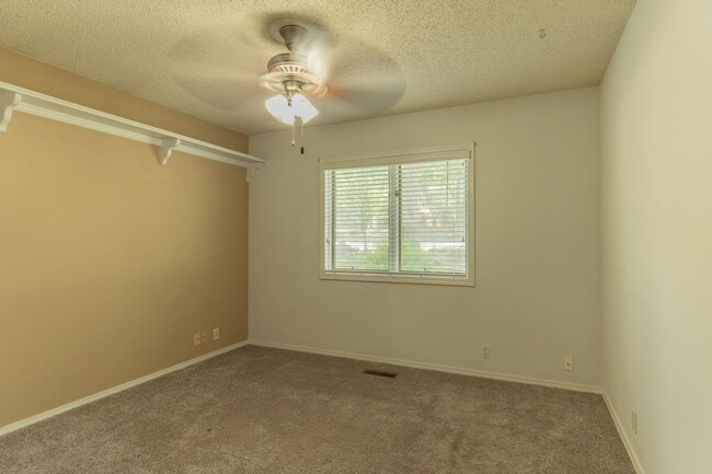 Building Photo - Quite neighborhood with garage and wooded views!