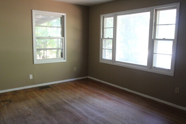 Building Photo - 2011 W Broad Ave